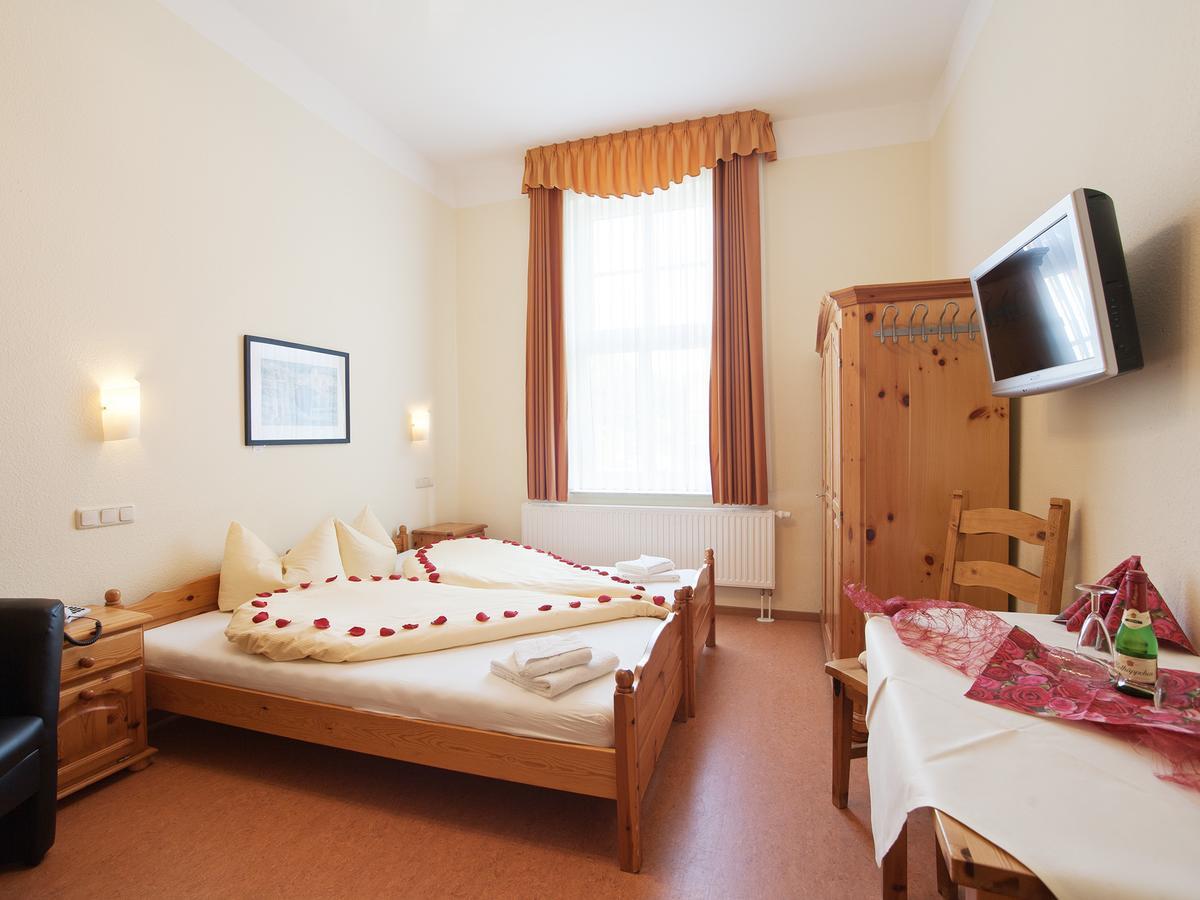 Hotel Zum Herrenhaus Behringen  Buitenkant foto